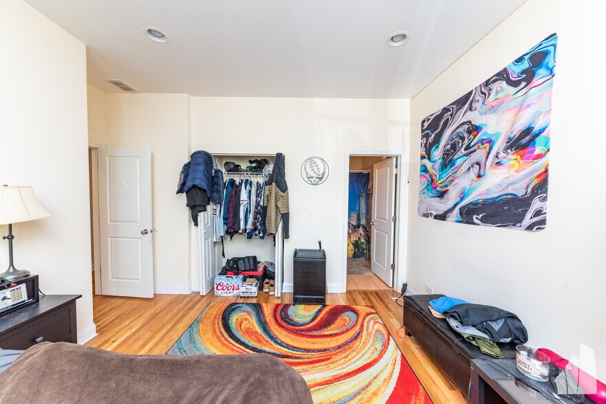 Building Photo - 1133 W Addison St