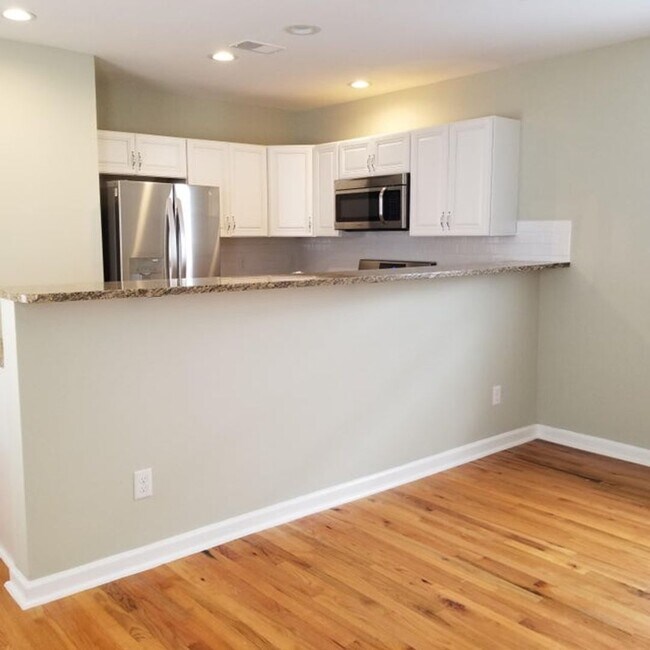Building Photo - Available 8/1. Beautiful 3 BR/2 BA Home in...