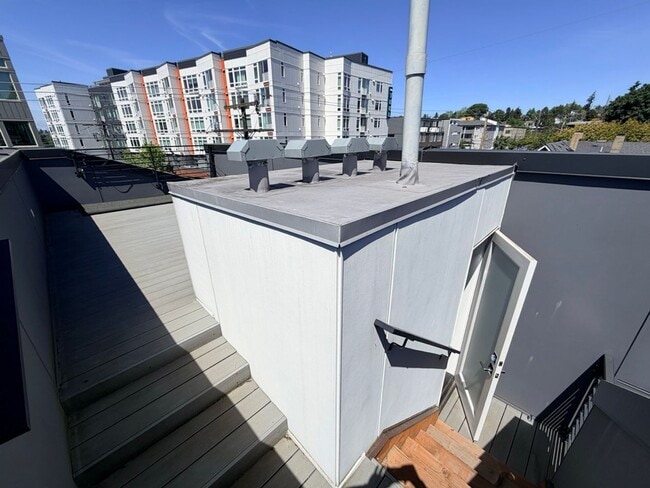 Building Photo - Modern & Spacious 3-Story Home in Seattle