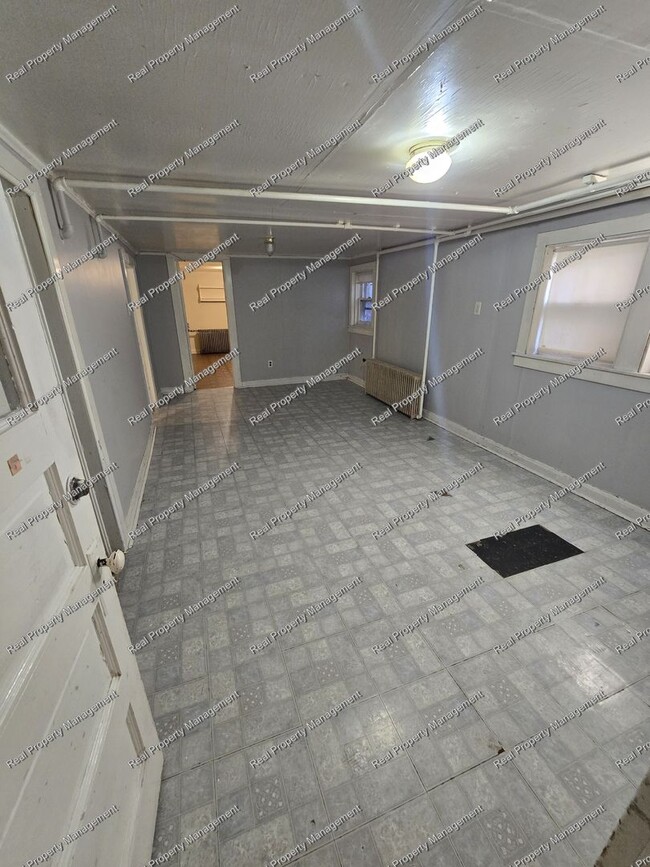 Building Photo - Freshly Painted 3 Bedroom