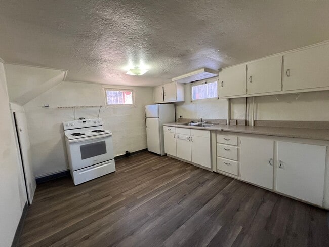 Building Photo - Humble Basement Unit available NOW!