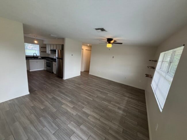 Building Photo - -AVAILABLE NOW! Updated 2BR/1BA Duplex  Fr...