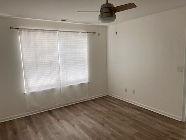 Building Photo - 2 bedroom 2 bath condo located close to beaches, shopping and restaurants