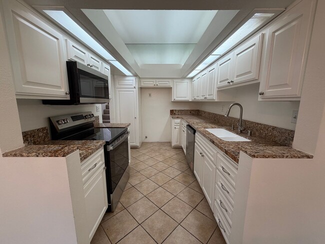 Building Photo - COSTA MESA 2 BEDROOM, 2 BATHROOM CONDO $3,200 (BRISTOL & BAKER)