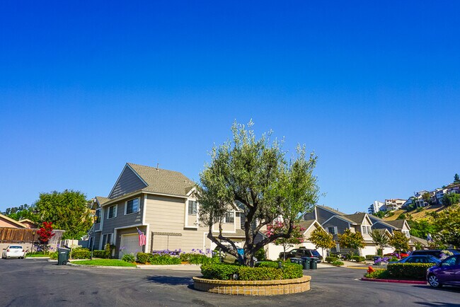 Building Photo - Beautiful 3 bed 2.5 bath Townhome in Orange