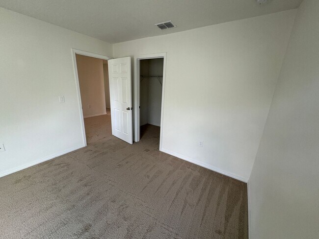 Building Photo - 5 bedroom 3.5 Bath House on Oakland Trails...