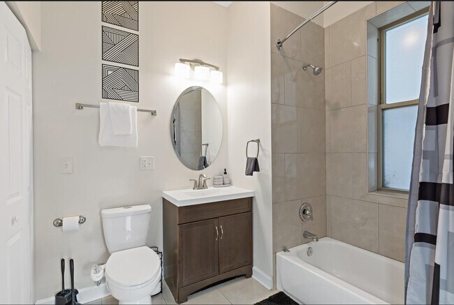 Building Photo - 5536 S King Dr