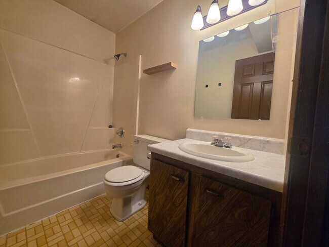 Building Photo - 1008 Bridgit Ct SE