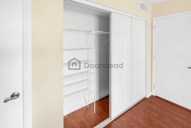 Building Photo - 4172 Inverrary Dr