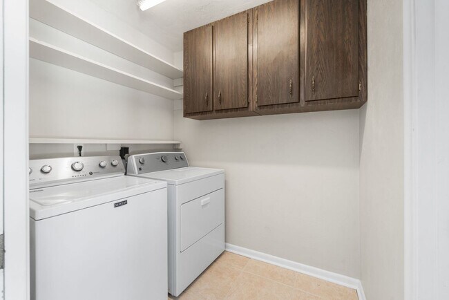 Building Photo - Spacious Pool Home in Desirable NW Gainesville