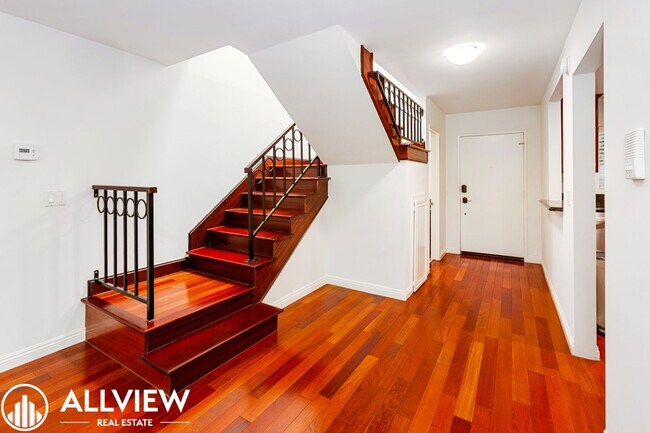 Building Photo - Beautifully Upgraded 2-Bed, 3-Bath Townhou...