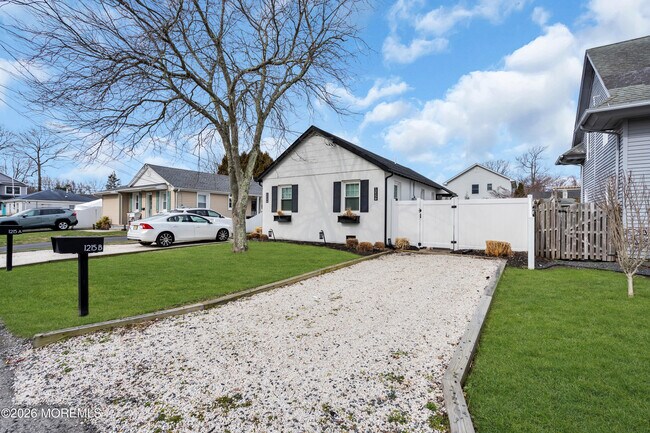 Building Photo - 1215 Lister St