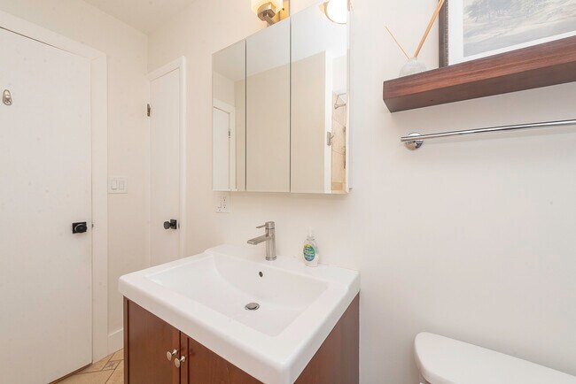 Building Photo - 4030 N Mozart St