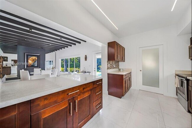 Building Photo - 3531 SW 1st Ave