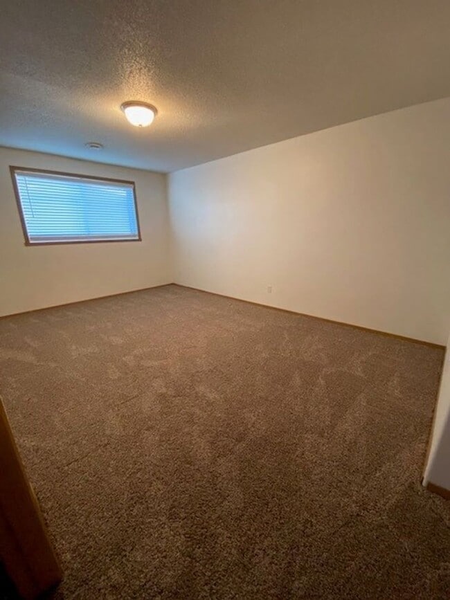 Building Photo - Comfortable 4 Bedroom with Garage & Fenced Yard for Rent!