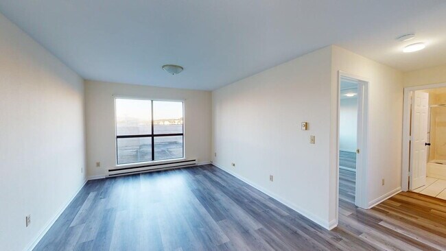 Building Photo - Charming 2BD/1BA Apartment in Prime Neighborhood with Parking
