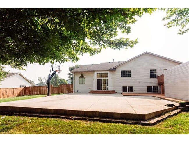 Building Photo - 17583 Foxboro Ln
