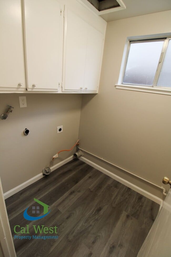 Building Photo - $4595 - Large spacious updated 4 Bed/2.5 B...