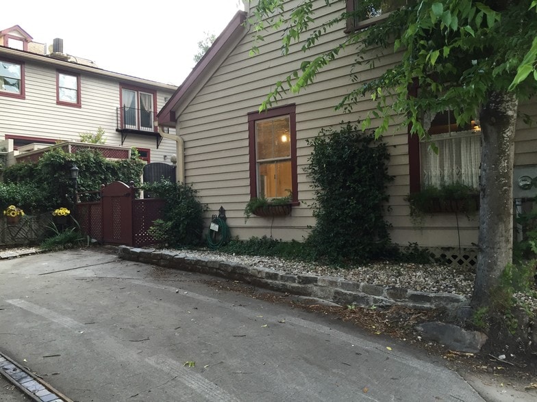 Adjacent driveway for up to 2 cars - 541 E Jones Ln