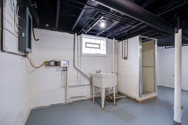 Building Photo - 2824 Dwight Ave