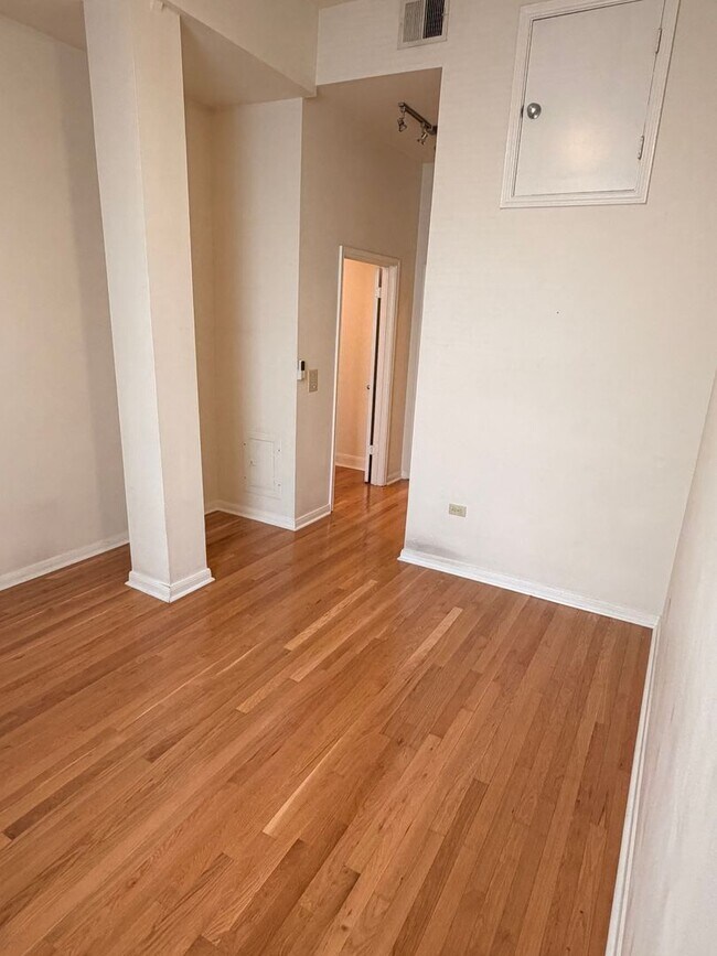 Building Photo - 1BD/1BA Condo in Warehouse District