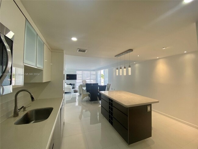 Building Photo - 3731 N Country Club Dr