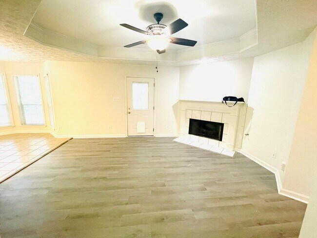 Building Photo - ** 3 Bed 2 Bath located off McQueen Smith ...