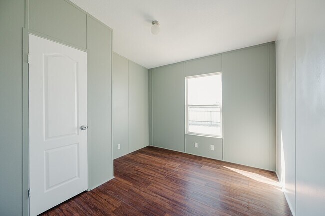 Building Photo - 2423 N Redondo Ave