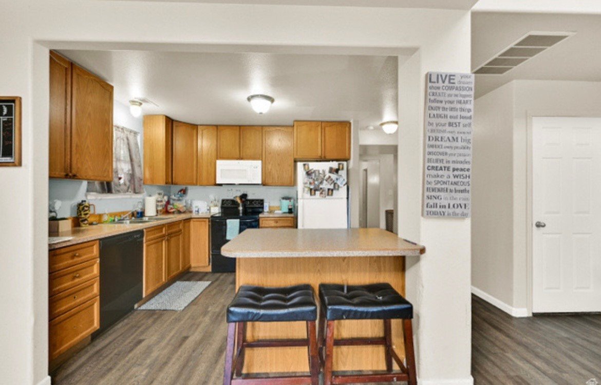 Building Photo - 116 4th St S
