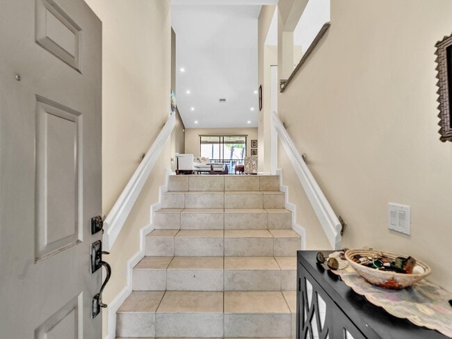 Building Photo - 5680 Coach House Cir