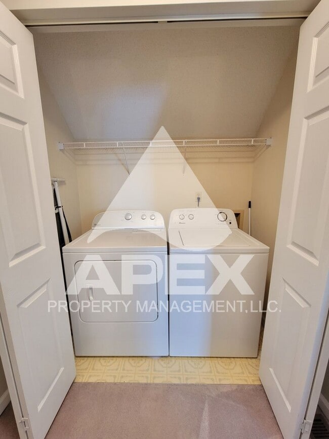 Building Photo - WEST KNOX - Spacious 2Bd/2Ba Condo in Silverbrook!