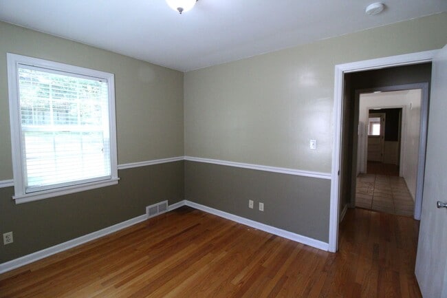 Building Photo - 2 Bedroom 1 Bath House in Mission, Kansas