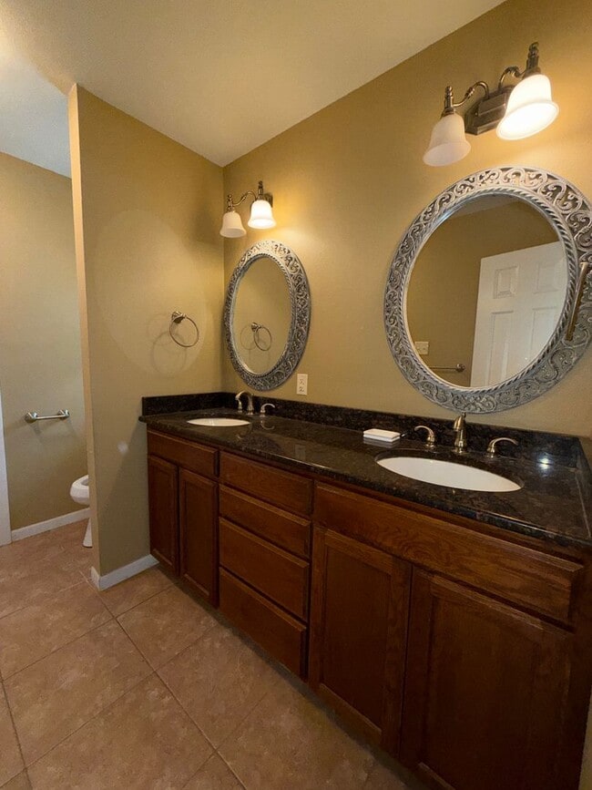 Building Photo - Spacious 3 Bedroom 2 Bath home AVAILABLE NOW!