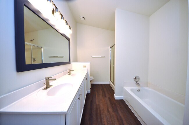 Building Photo - 667 Lakewood Dr
