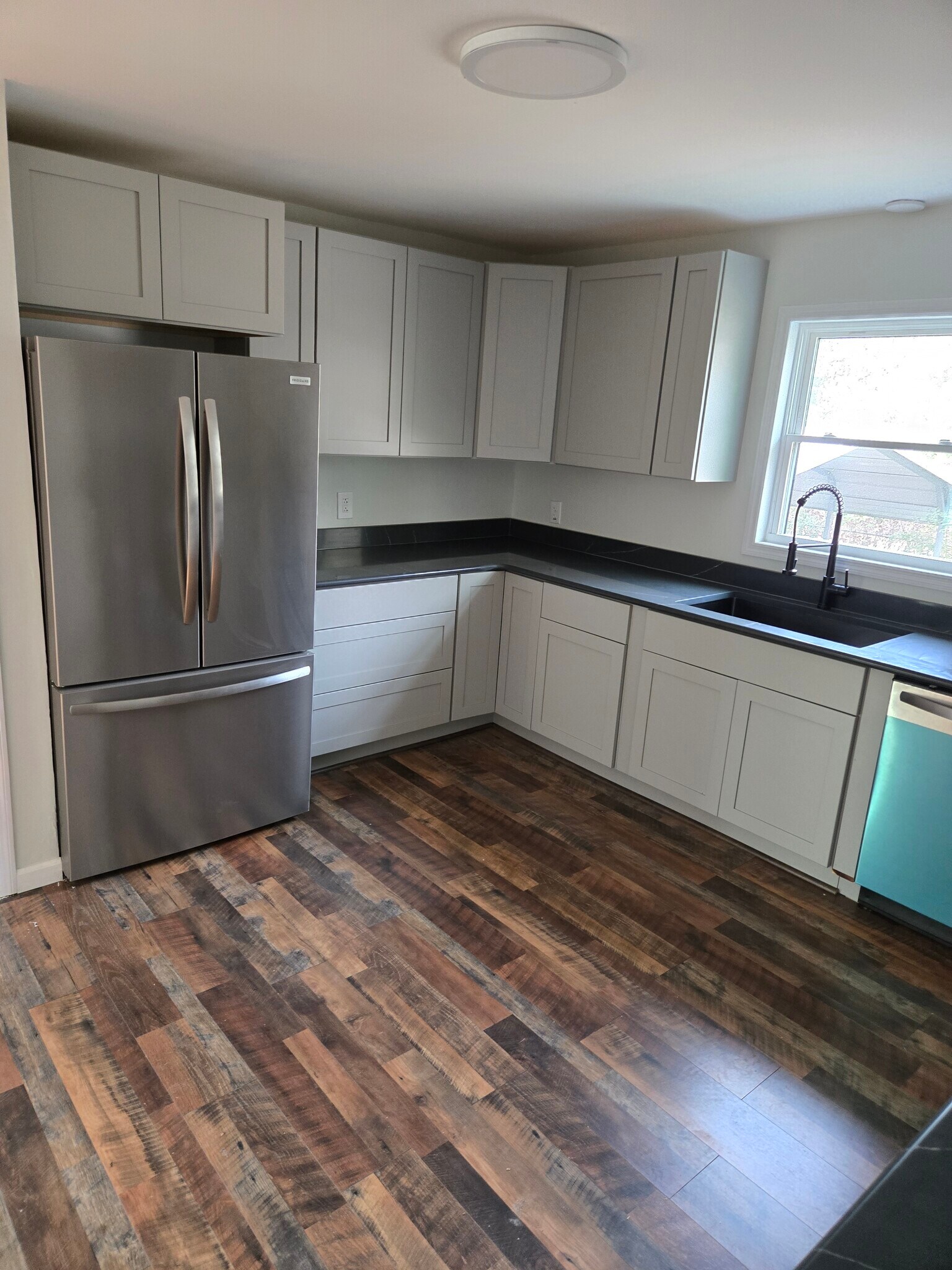 Quartz Countertops - 365 W Pine St