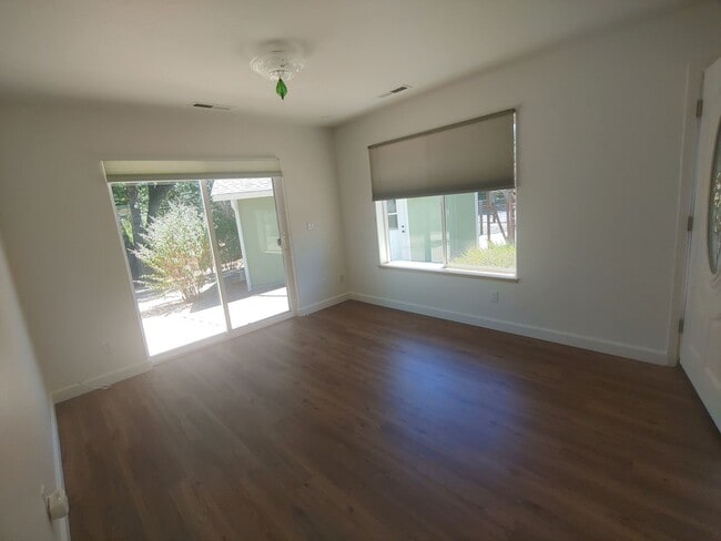Building Photo - Lakeport location for retn!!