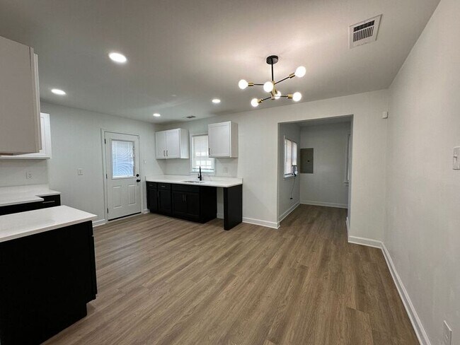Building Photo - 3811 S Goodman Cir