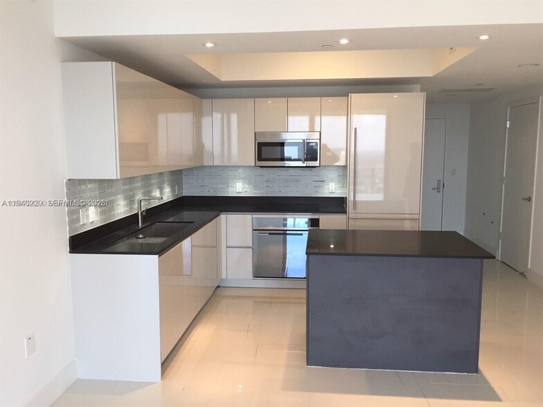 Building Photo - 1010 Brickell Ave