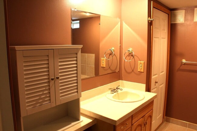 Building Photo - 43592 Champlain Ct