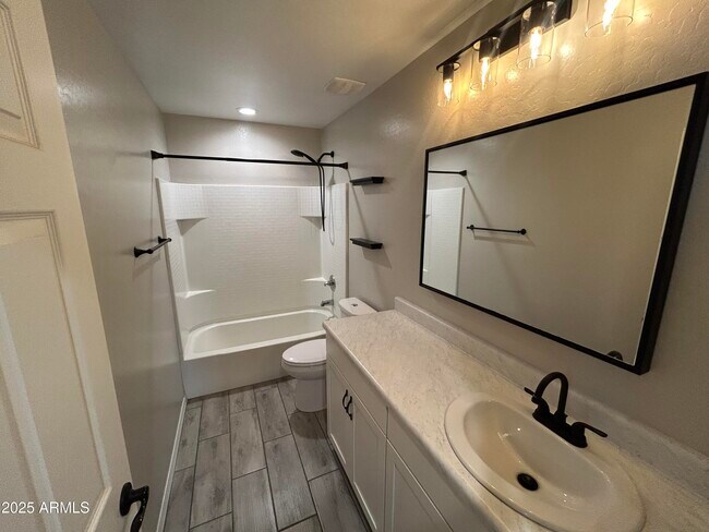 Building Photo - 25930 N Thornhill Dr