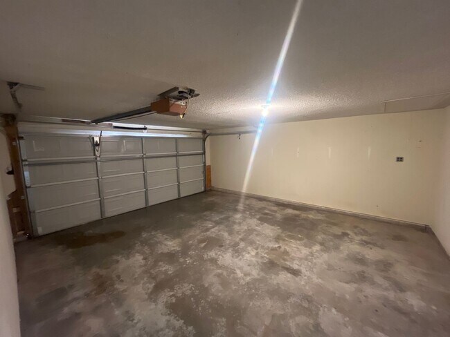 Building Photo - Warm & Inviting 3 Bed, 2 Bath