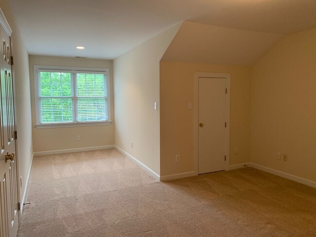 Building Photo - Large 3 Bed | 2.5 Bath Townhouse With Firs...