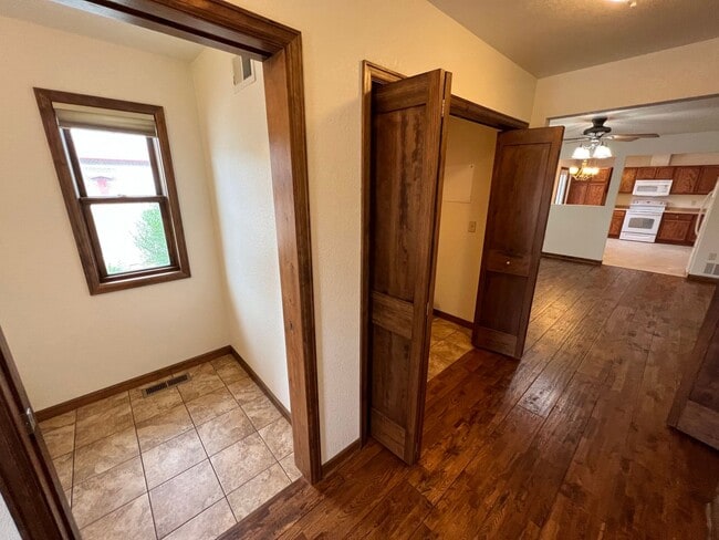 Building Photo - 409 S Broadway Ave