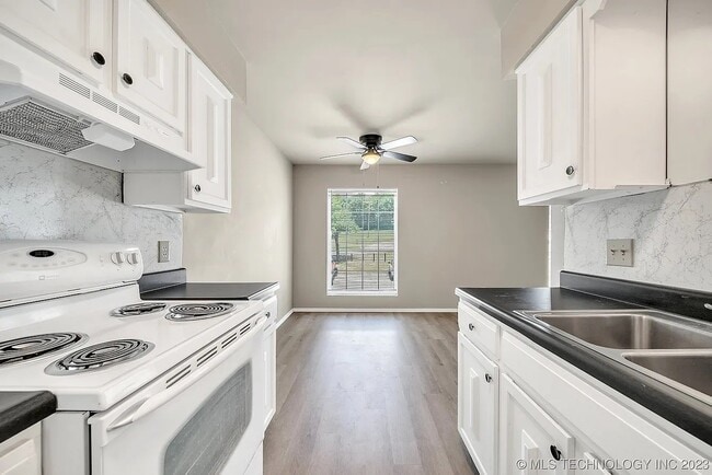 Building Photo - 6806 S Toledo Ave