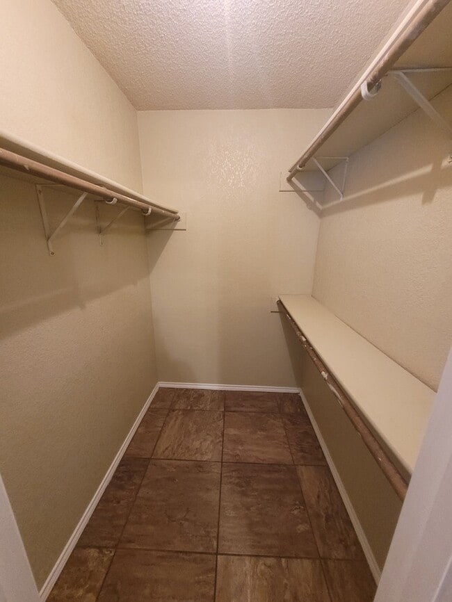 Building Photo - 3 bed 2 bath 2 car garage on cul-de-sac!