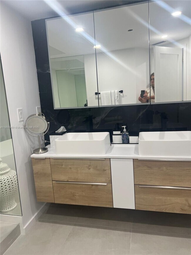 Building Photo - 20191 E Country Club Dr