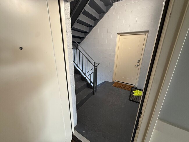 Building Photo - Luxury 3BR/2BA Condo – Prime Hyde Park Location, Modern Finishes