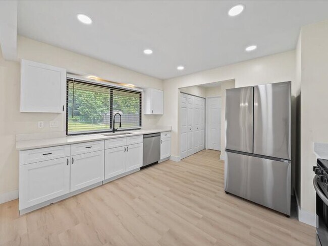 Building Photo - 1100 Hooper Ave NE