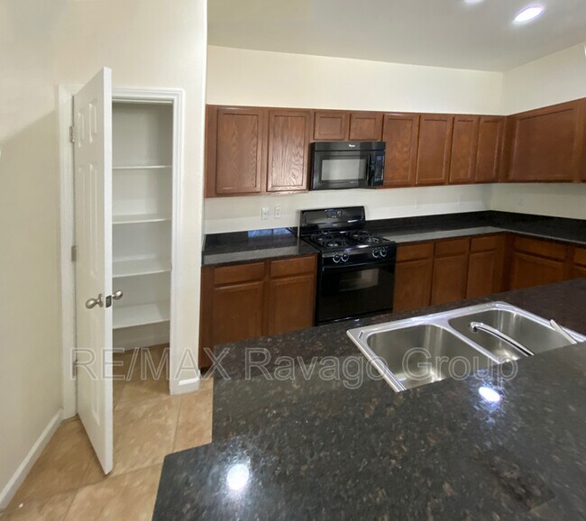 Building Photo - 1000 Aspen Cliff Dr