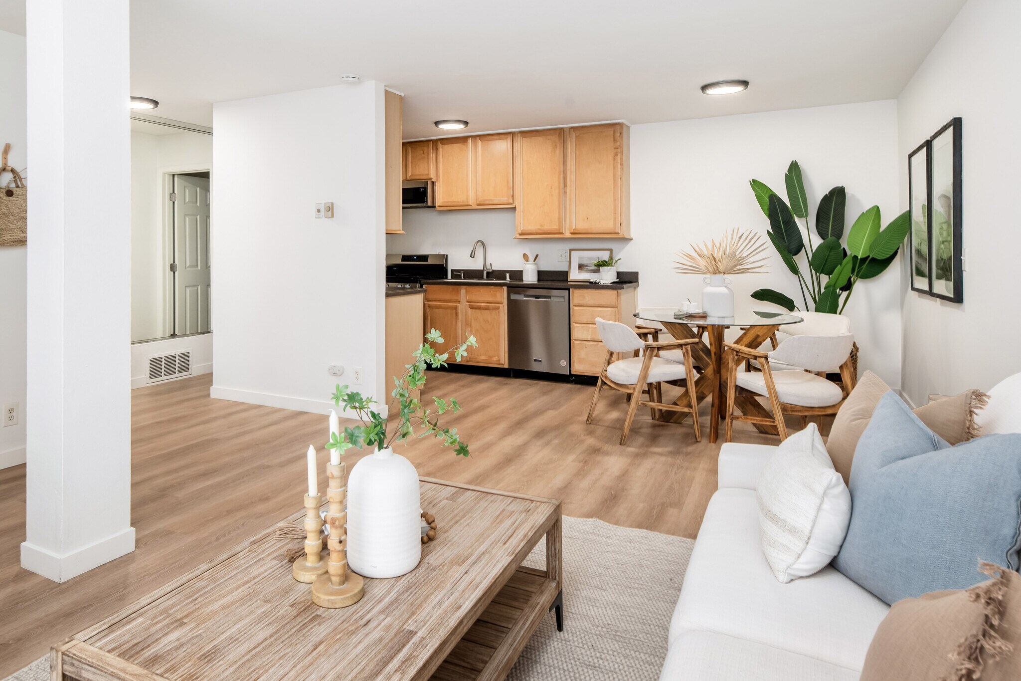 Building Photo - 13754 Mango Dr